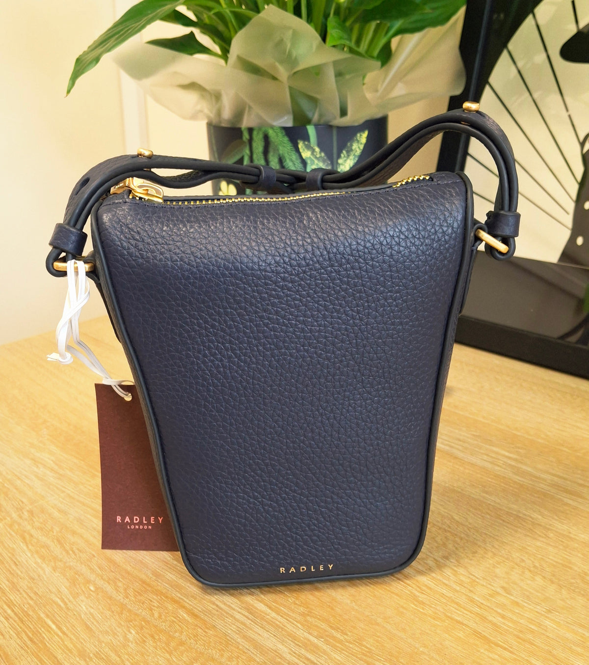 Mystery Scoop (1 Scoop) with Branded Leather Bag Bundle