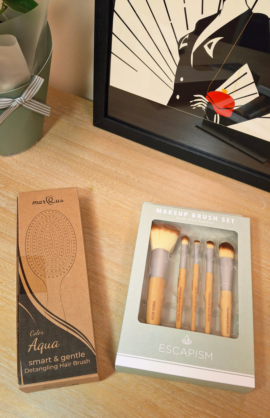 Make up brushes and hair brush examples.