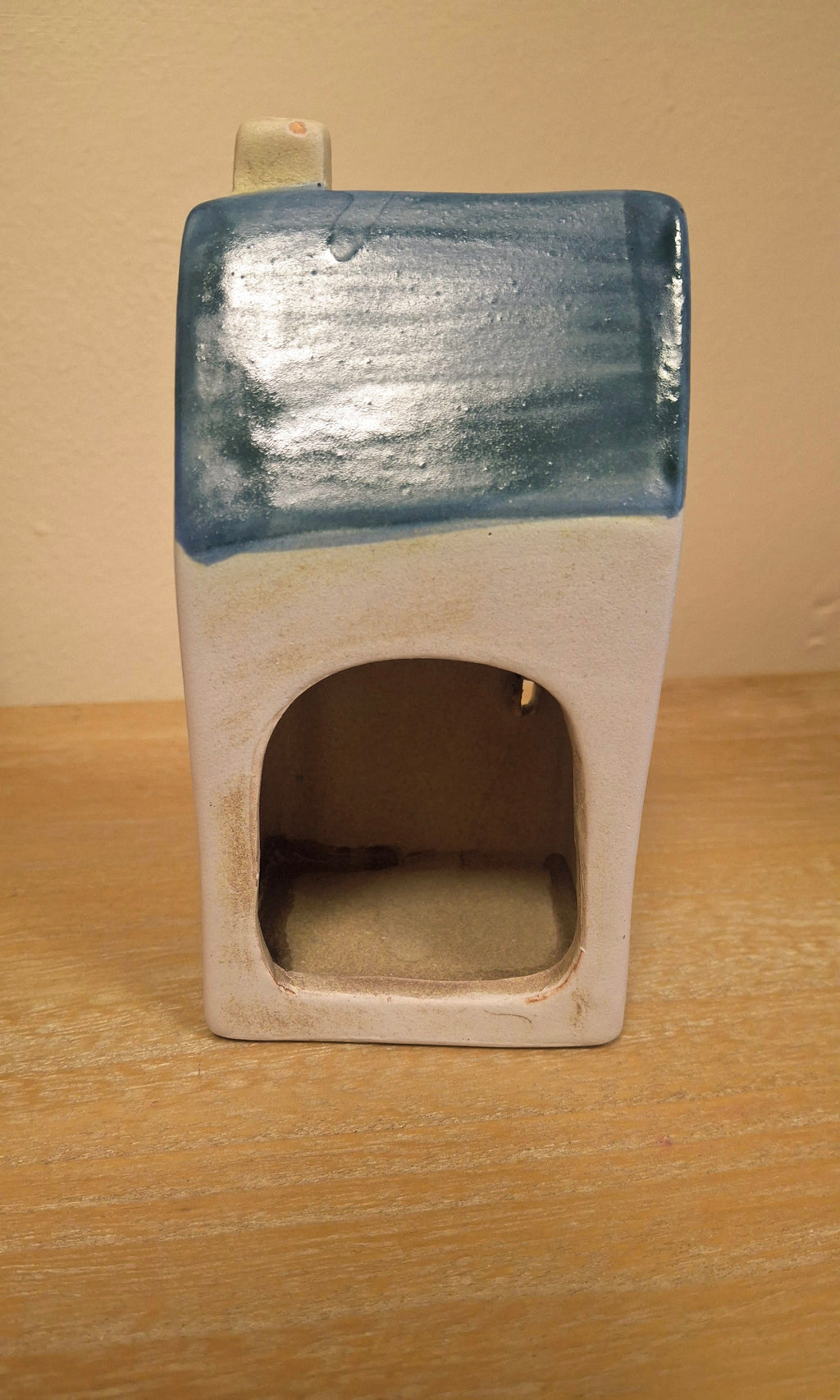 An image of the back of the coastal house tealight holder.